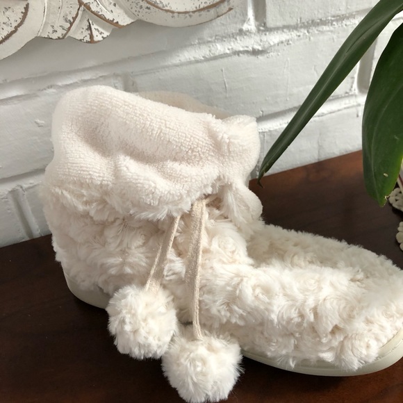 FUZZY BOOTY SLIPPERS - Picture 12 of 13